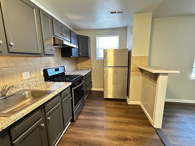 Building Photo - SE Duplex