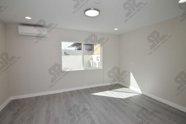 Building Photo - 1236