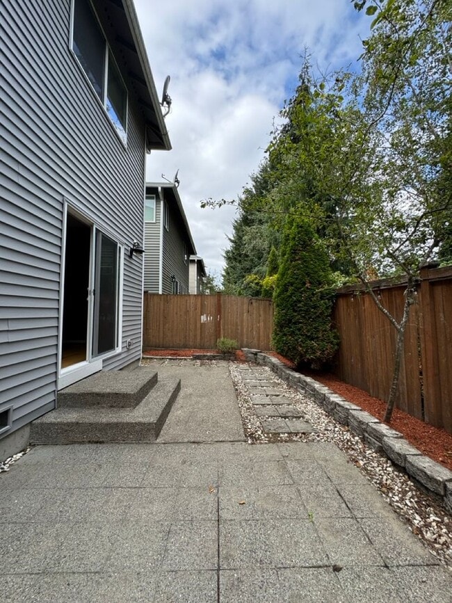 Building Photo - Spacious 3BD/2.5BTH Home w/ Modern Upgrade...