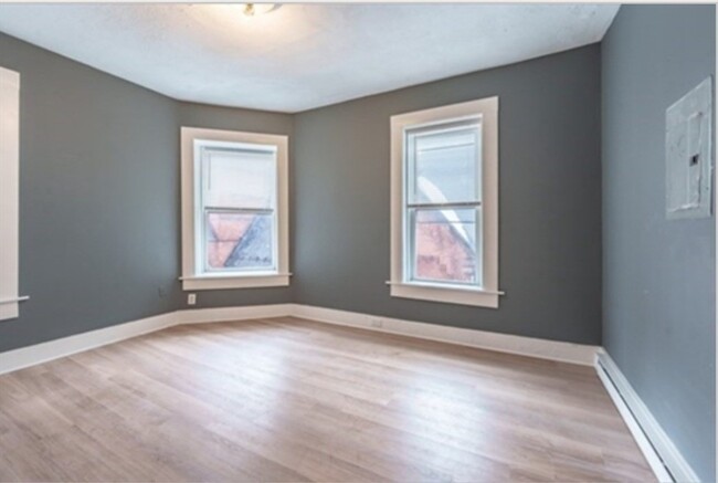 Building Photo - 173 Elm St