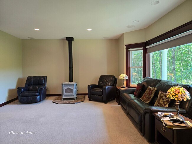 Building Photo - Beautiful Custom built home