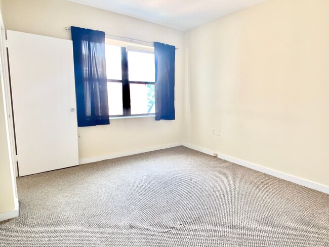 Building Photo - City Living!  Very Spacious 1 Bed 1 Bath W...