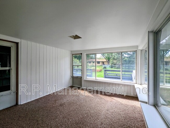 Building Photo - 1194 Laurie Rd W