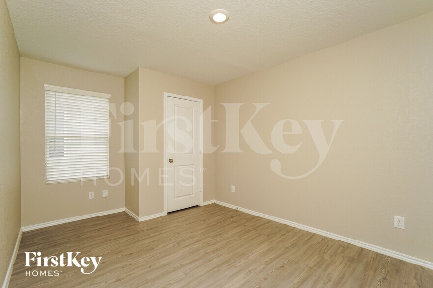 Building Photo - 2402 Double Oak Dr