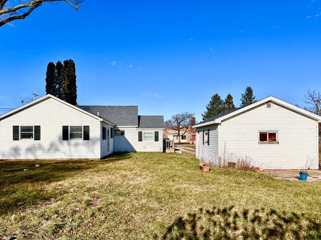 Building Photo - Fresh, Fun & Close to Elk Lake