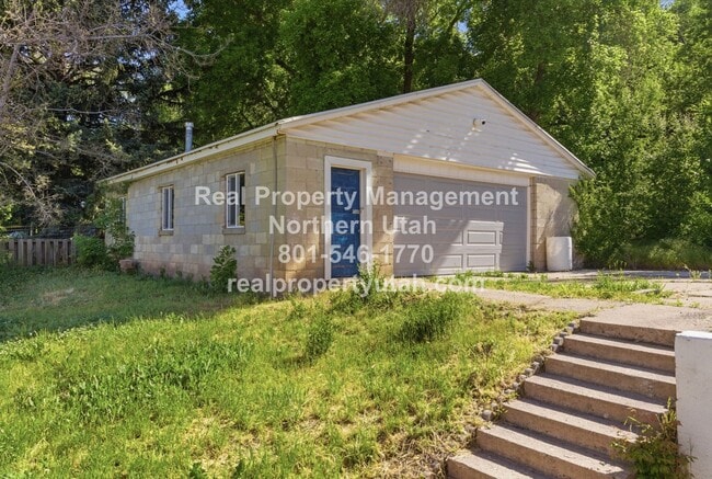 Building Photo - 662 4th St S