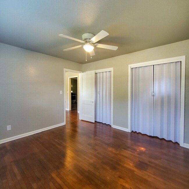 Building Photo - 2 Bedroom 1 bath Duplex