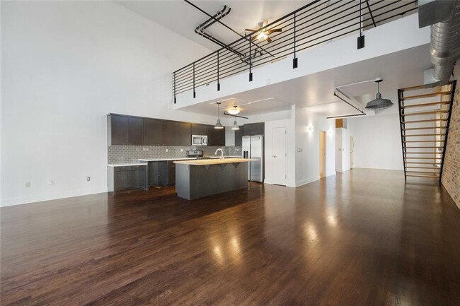 Building Photo - 411 Brazos St