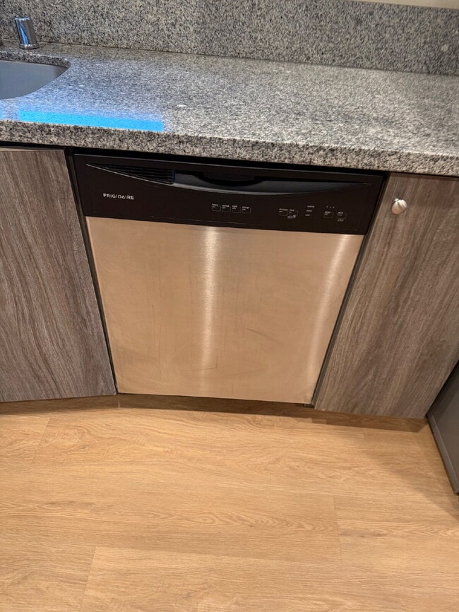 Building Photo - Solor Savings!  Beautiful modern interior with open floorplan for entertaining.  Large backyard w...