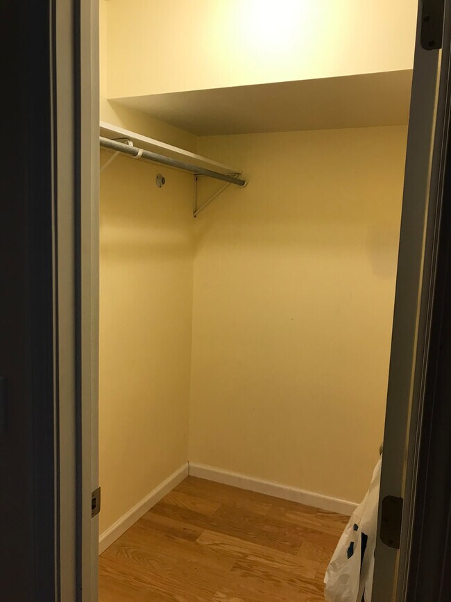 Building Photo - 908 W Mill St