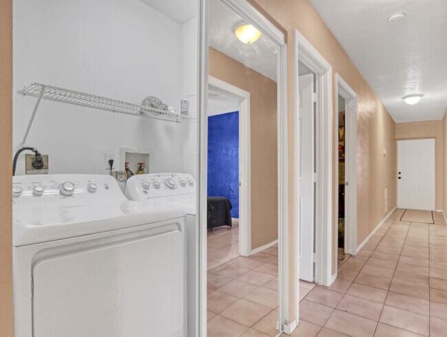 Building Photo - 1950 Wisteria St