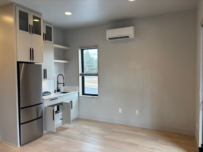 Building Photo - Modern Home Near Old Mill