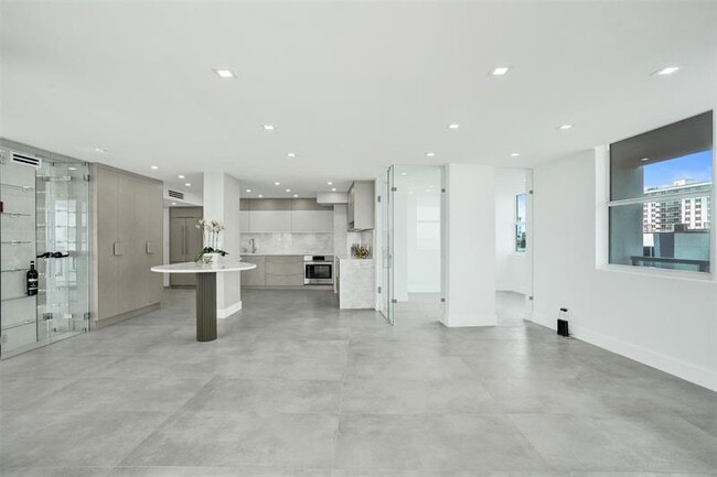 Building Photo - 209 N Fort Lauderdale Beach Blvd