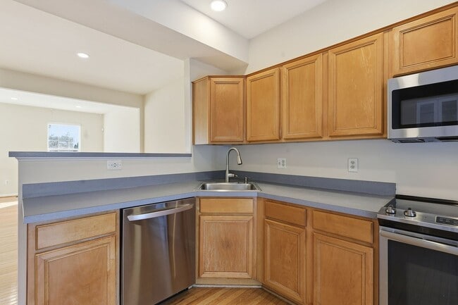 Building Photo - Unbeatable location near Lake Ridge Park and Marina, offering boating, fishing, wildlife and bird...