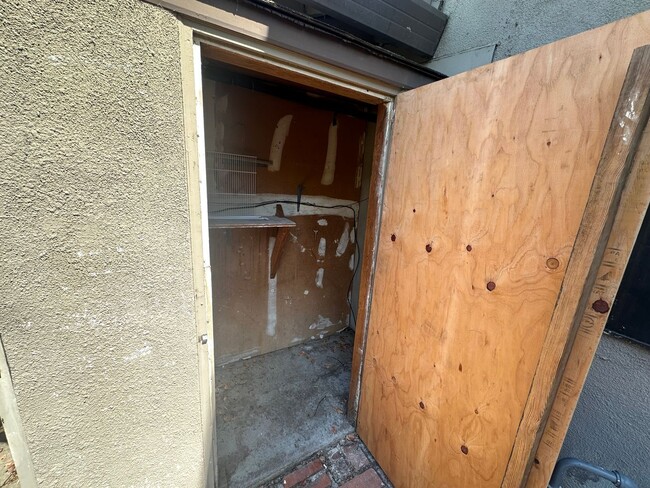 Building Photo - Updated 3 Bedroom 2 Bathroom Townhome with...