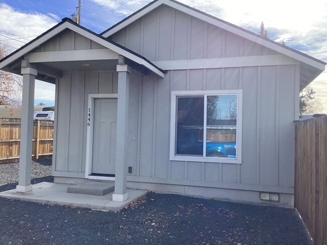 Building Photo - 1444 NW Canyon Dr