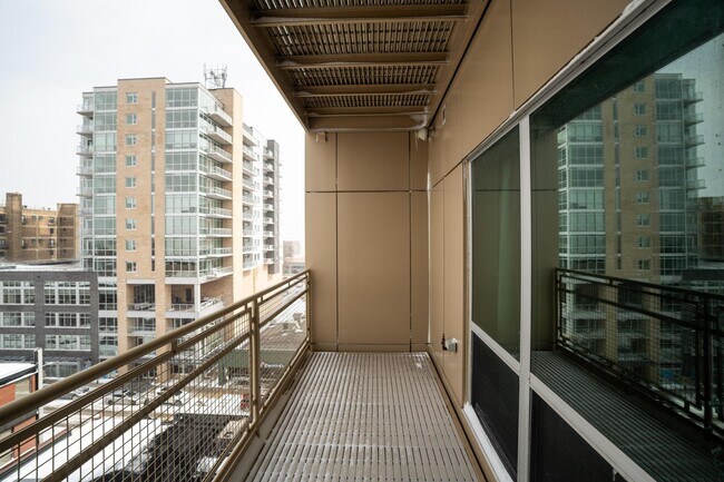 Building Photo - 1550 E Royall Pl