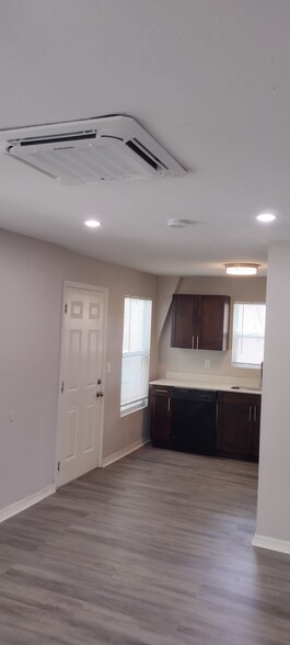 Kitchen - 701 E Hanlon St