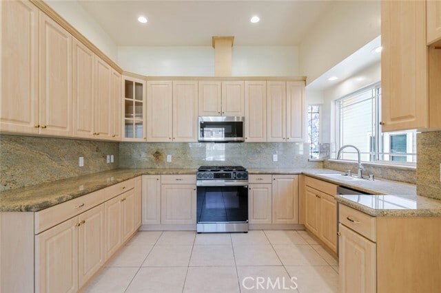 Building Photo - 320 E Dryden St