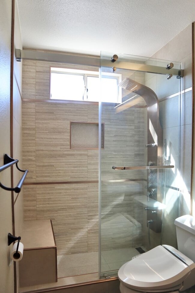 Building Photo - Luxurious 3-bedroom home - beautiful, must...