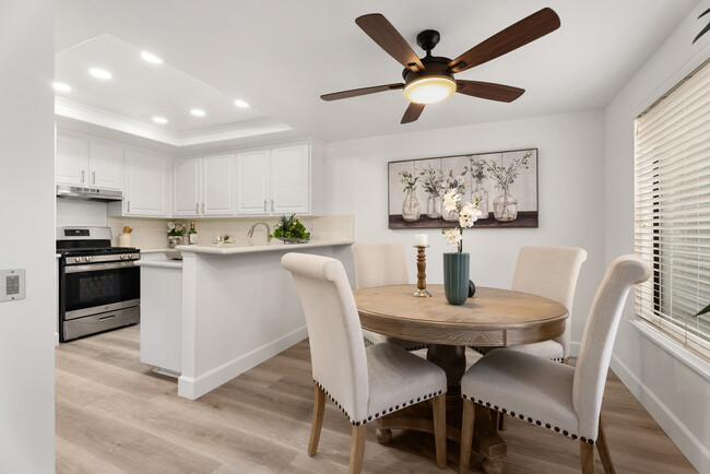 Dining area / Kitchen - 5151 Walnut Ave