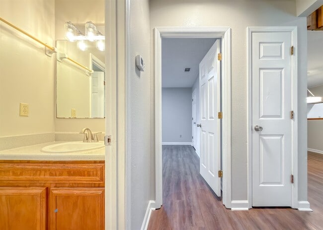 Building Photo - 1556 Twin Lakes Cir