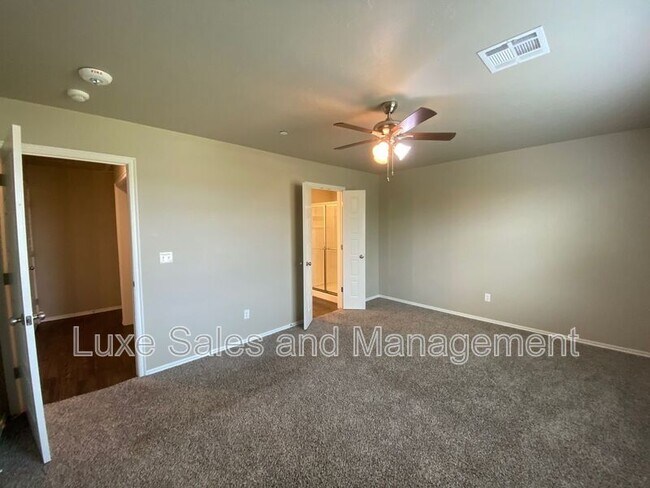 Building Photo - 749 SW 14th St