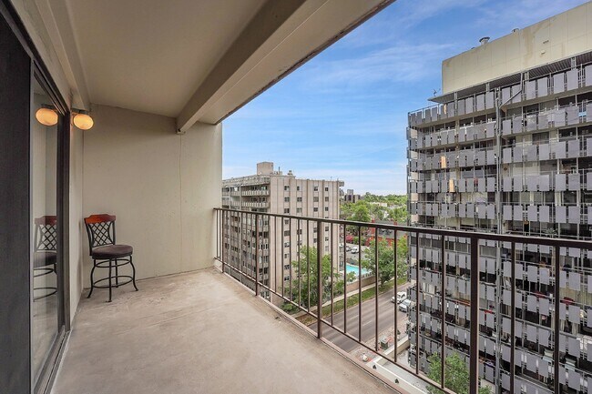 Building Photo - $1,395.00, stunning 1 bed, 1 bath condo in...