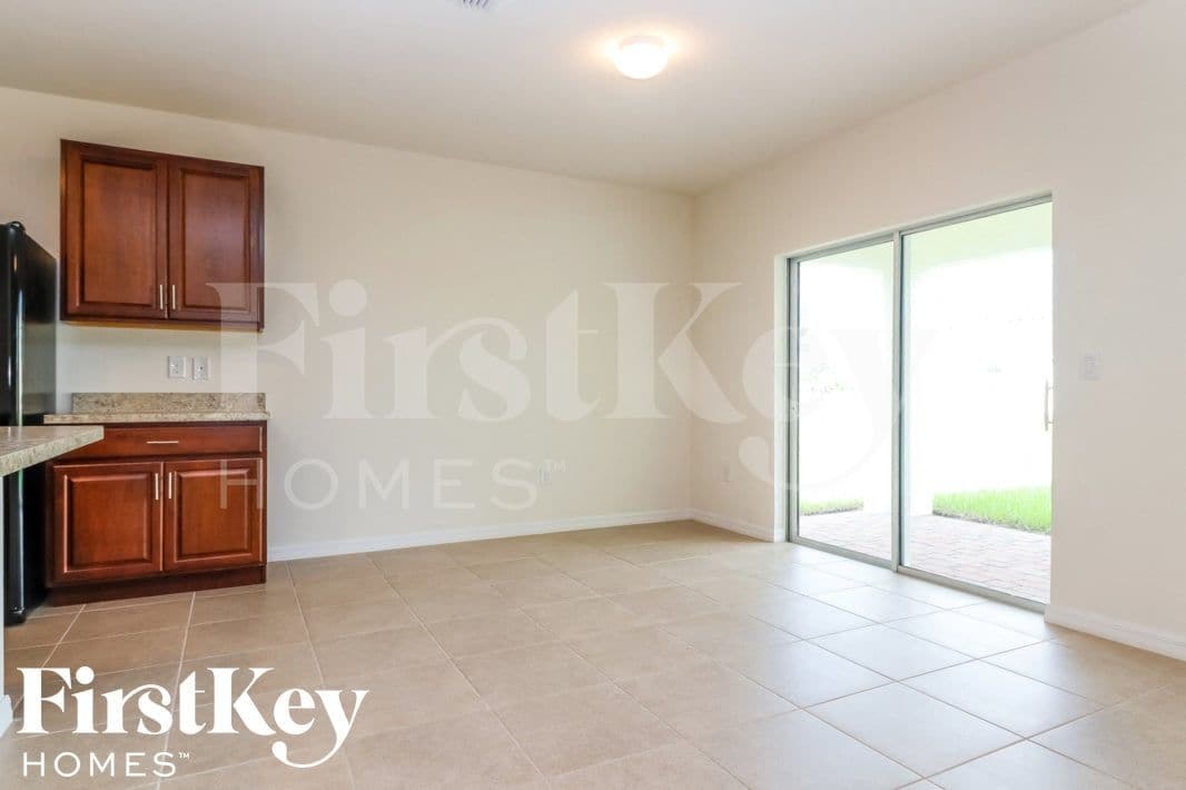 Building Photo - 2718 SW 8th Ct