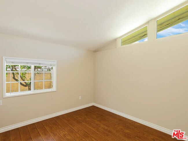 Building Photo - 526 N Emerald Dr