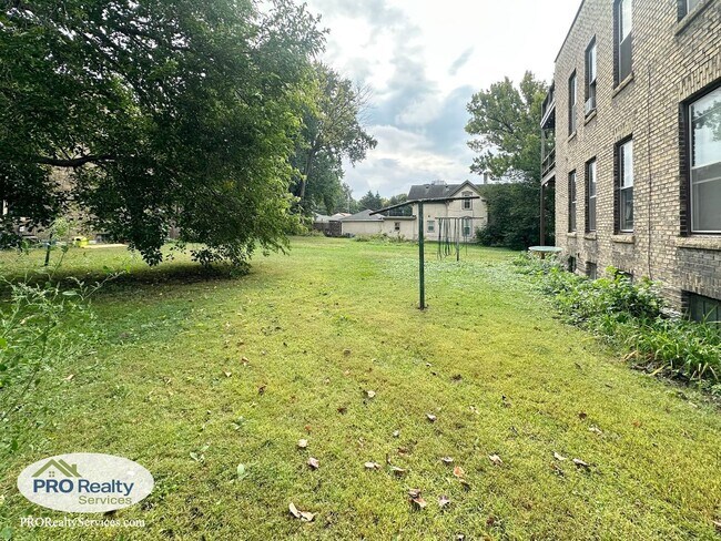 Building Photo - Charming 2 Bedroom Apartment in Northeast ...