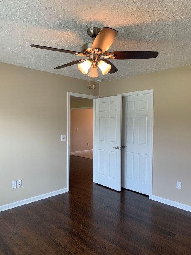 Building Photo - 3 Bedroom, 2 Bath Home Located in Manchester