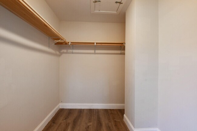 Building Photo - 2482 Sundy Ave