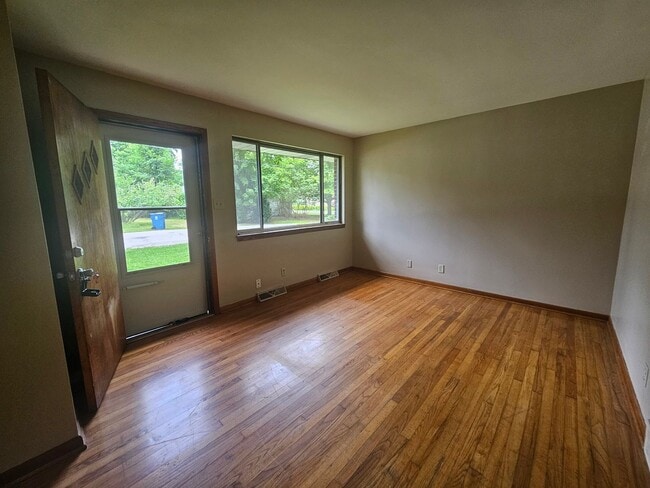 Building Photo - 2 Bedroom 1 Bath Duplex Kent.