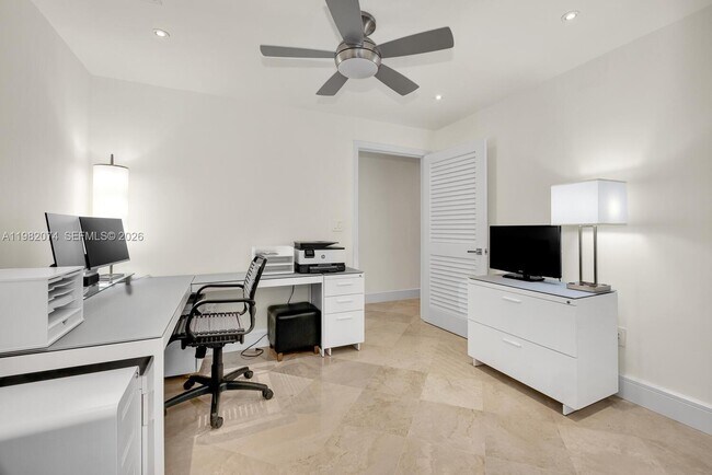 Building Photo - 2645 S Bayshore Dr