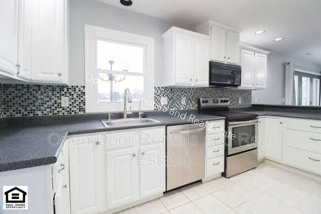 Building Photo - 8218 Fountainhead Dr