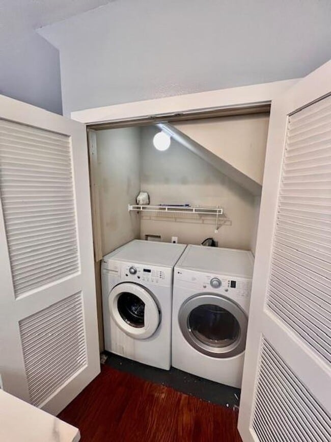 Building Photo - Beautiful Downtown Condo / Close to ACC Riverside / 3 bedrooms / Ref, Washer & Dryer