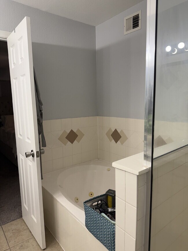 Building Photo - "Charming 3-Bed Oasis with Granite Touches & Cozy Fireplace in El Paso!"