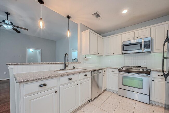 Building Photo - 7135 Woodland Oaks