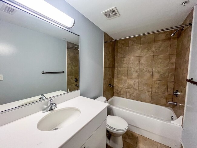 Building Photo - Lofts Oasis #117