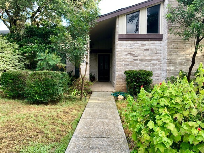 Building Photo - 4305 Center Oak Wds