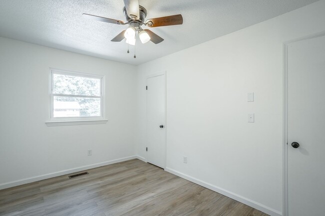 Building Photo - Spacious House in Hixson