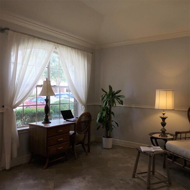 Building Photo - 1714 Oak Ridge Dr