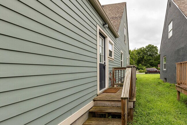 Building Photo - 3203 Sutherland Ave