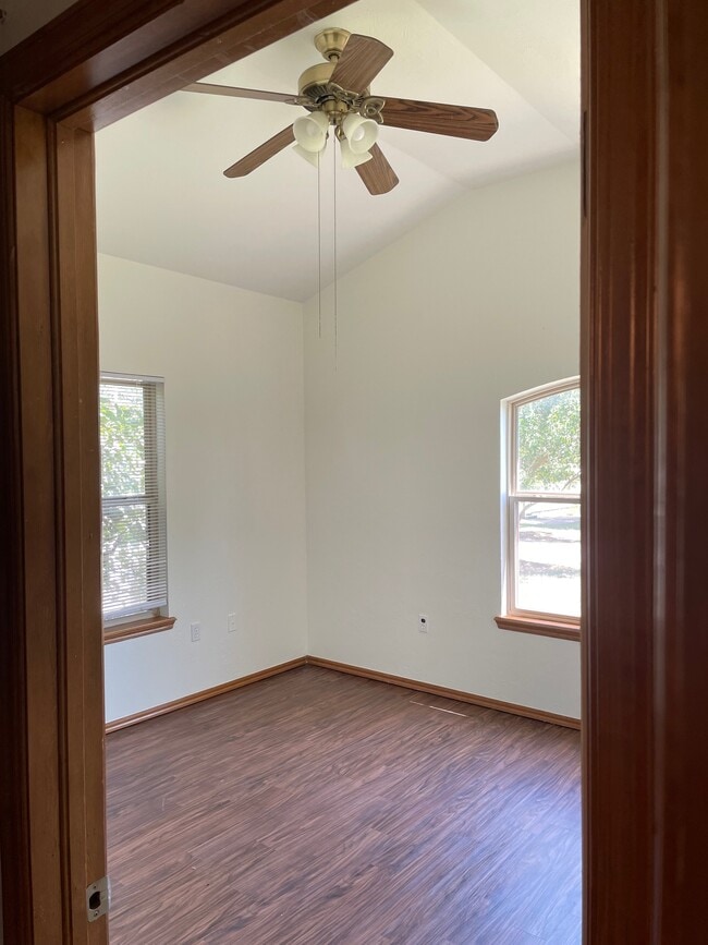 Building Photo - 813 N Harrison Ave