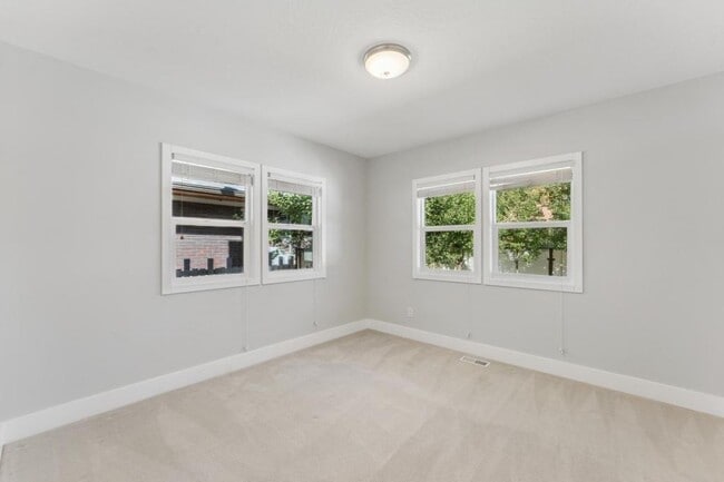 Building Photo - 1041 Yale Ave S