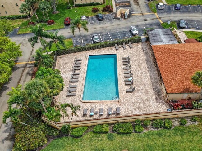 Building Photo - 6649 Somerset Dr