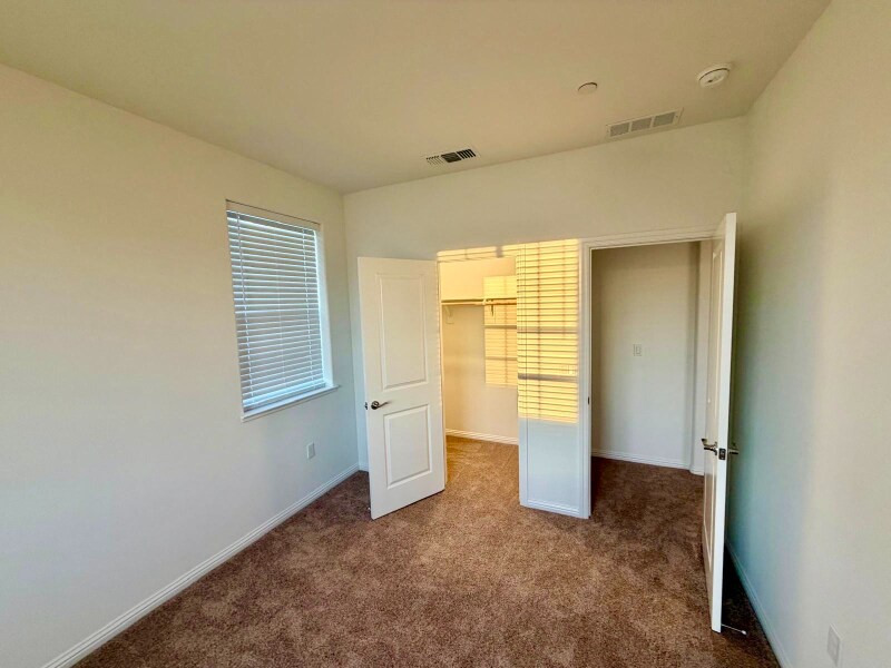 Building Photo - 1570 Pinchot Dr