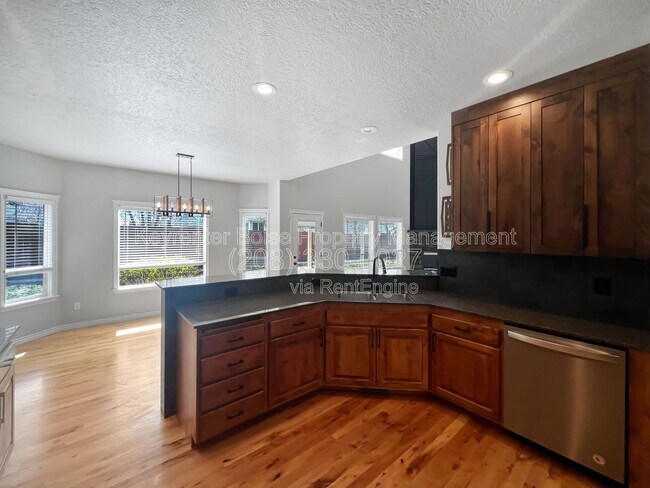 Building Photo - 345 E Kite Dr