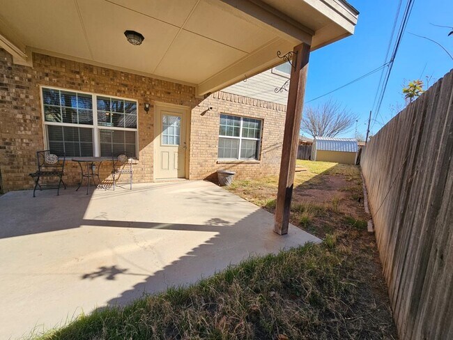 Building Photo - 607 NE Ave E Pl